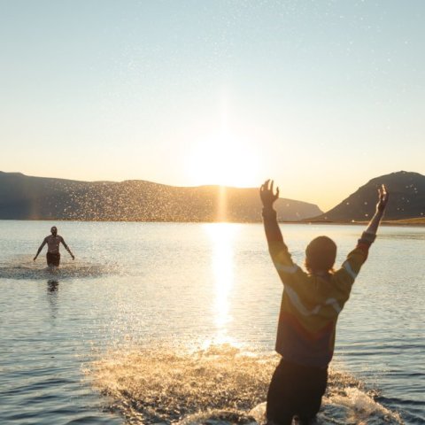 reykjafjordur-sea-swimming-01_x-large4800x3133.jpg