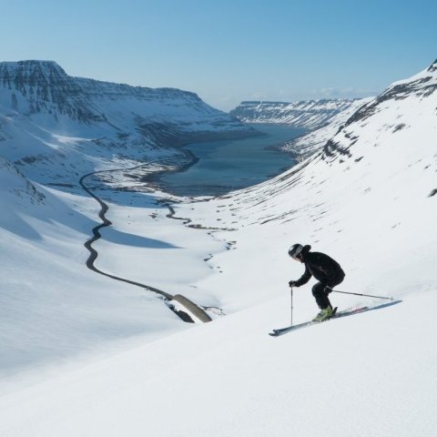 skiing-sugandafjordur-01_x-large3009x2010-1.jpg